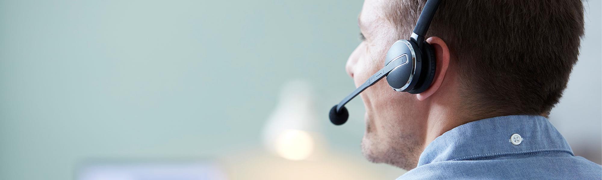 Mann mit einem Headset