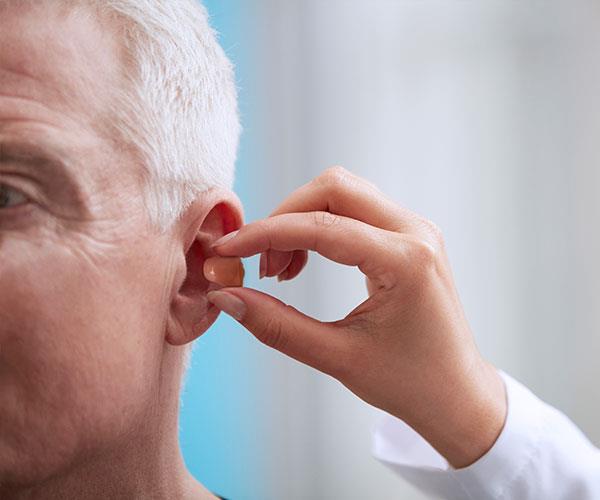 Audiologista mette CIC cliente